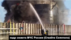 Pompierii au stins rezervoarele de petrol după o lovitură cu dronă în orașul Azov, regiunea Rostov, Rusia, 18 iunie 2024.