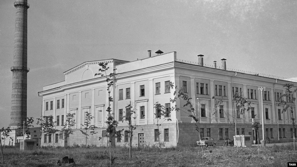 Centrali Bërthamor i Obninskut i fotografuar më 1957. Brenda kësaj ndërtese jo të klasifikuar, rreth 100 kilometra larg Moskës, energjia elektrike e prodhuar nga zbërthimi i atomeve, u kanalizua në një rrjet energjie për herë të parë më 27 qershor 1954.