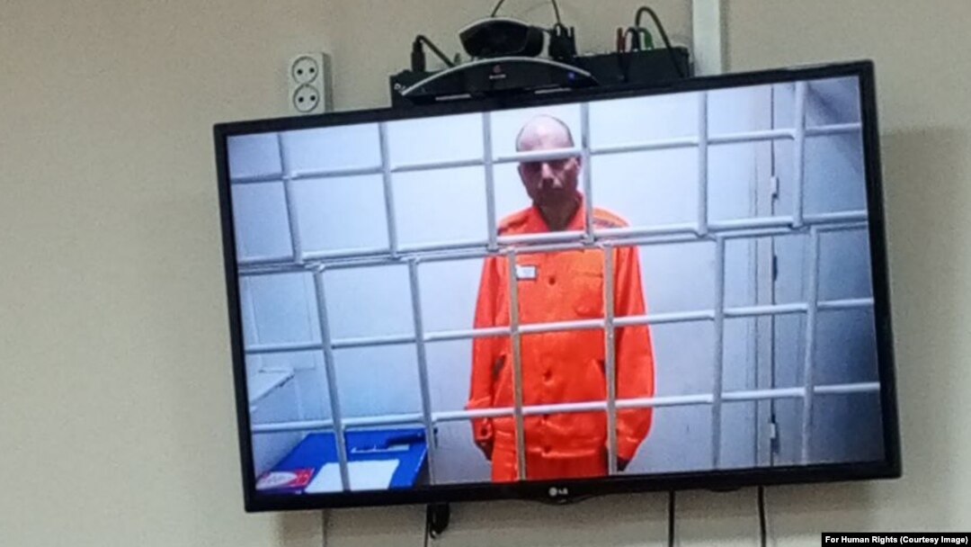 Vladimir Kara-Murza este prezentat pe un ecran video din închisoarea sa din Omsk, la o audiere din iunie, la care a cerut permisiunea de a vorbi cu soția sa la aniversarea a 20 de ani de căsătorie.