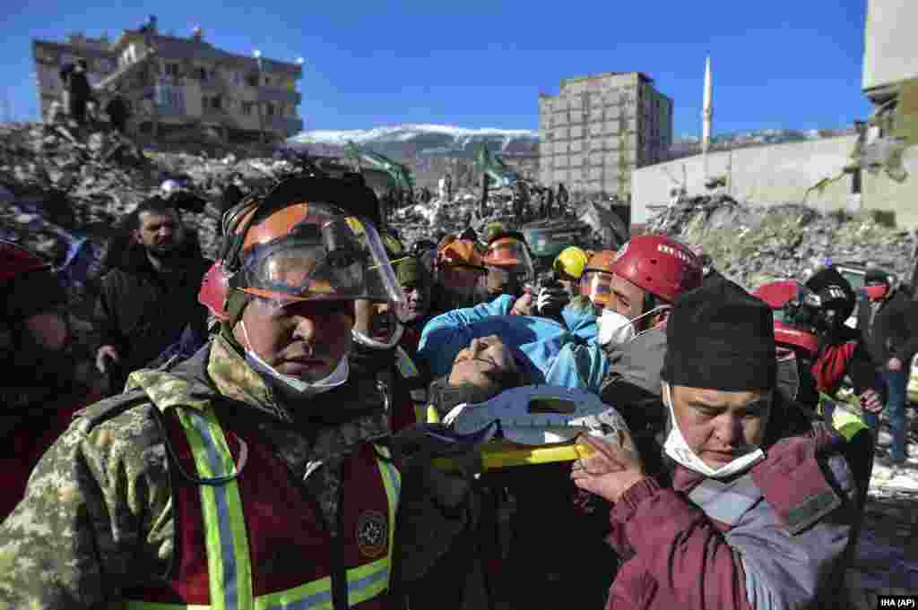 Punonjësit e shpëtimit nga Kazakistani dhe Turqia nxorën një të mbijetuar nga një ndërtesë e shembur në Turqinë jugore, më 13 shkurt, pas një tërmetit që mori jetën e më shumë se 46.000 njerëzve.