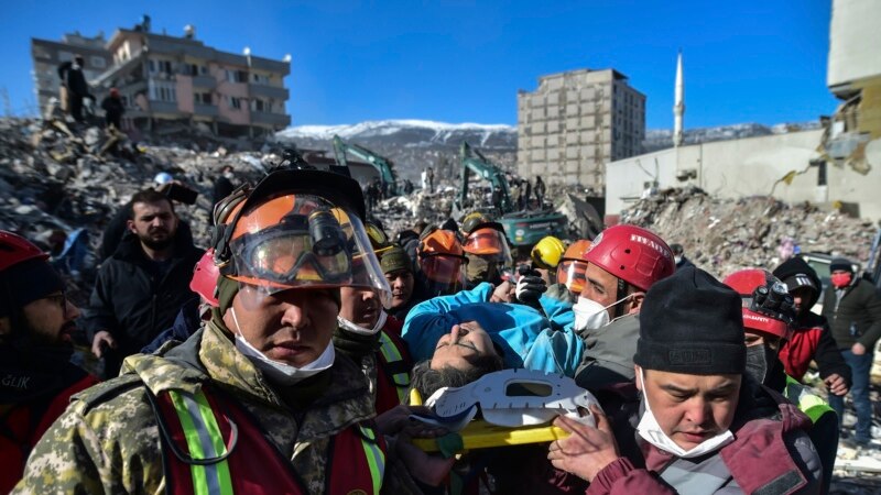 Тројца преживеани пронајдени 13 дена по земјотресот во Турција