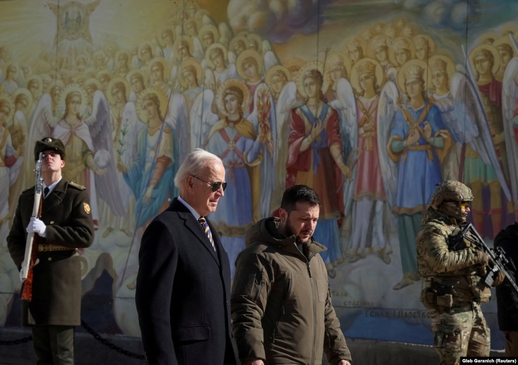 Presidenti i SHBA-së, Joe Biden, dhe ai i Ukrainës, Volodymyr Zelenskiy, ecin pranë katedrales së Shën Michaelit, mes sulmeve të Rusisë ndaj Ukrainës. Kiev, Ukrainë, 20 shkurt 2023.&nbsp;