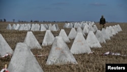 Протитанкові перешкоди, відомі як «зуби дракона» встановлюють на лінії оборони в Запорізькій області, Україна, 11 березня. 2024