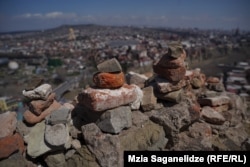 Собранные туристами камни на стенах крепости