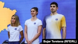 Gresa Bakraçi, Hana Beiqi dhe Adell Shaboviq në ceremoninë e pranimit të flamurit të Kosovës, pak para nisjes për Paris. Këta janë tre sportistët nga Kosova që marrin pjesë me ftesë. Ekipi i xhudos dhe Donjeta Sadiku e kanë fituar normën olimpike.