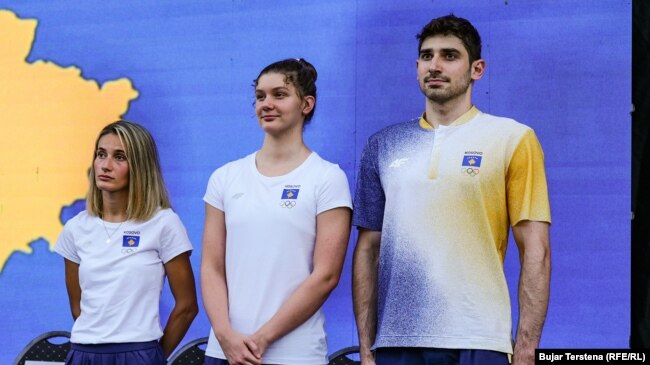 Gresa Bakraçi, Hana Beiqi dhe Adell Shaboviq në ceremoninë e pranimit të flamurit të Kosovës, pak para nisjes për Paris. Këta janë tre sportistët nga Kosova që marrin pjesë me ftesë. Ekipi i xhudos dhe Donjeta Sadiku e kanë fituar normën olimpike.