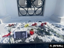 Стихийный мемориал в память о Навальном в центре Иркутска