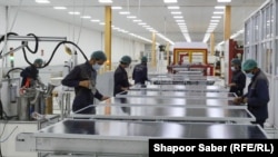 کارگران مصروف کار روی ماشین تولید مولد های انرژی آفتابی در هرات هستند 
