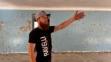 Константин Киндиров, житель дома юношества «Шанырак», в здании во время ремонта. Уральск, 27 сентября 2023 года