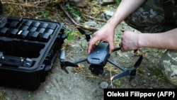 Український вояк готує запуск комерційного дрона DJI Mavic на Херсонщині у червні цього року