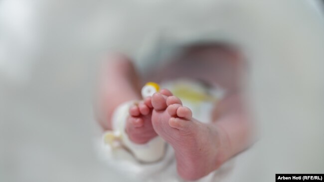 Fotografi e bërë pak orë pas lindjes së kësaj foshnjeje në Klinikën e Neonatologjisë në Prishtinë.