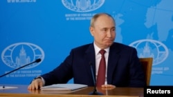 Путин выступает в МИД РФ