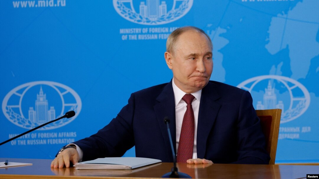 Putin Rossiya Tashqi ishlar vazirligidagi brifingda.