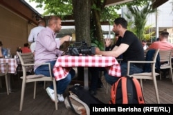 Një ekip gazetarësh ndërkombëtarë pushojnë në restorantin “Ura”.