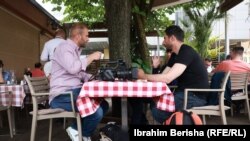 Екипа странски новинари на пауза во ресторанот „Ура“
