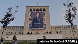 Një banderolë me mbishkrimin “Mirë se vini zotëri Cameron” vendoset në ndërtesën e Universitetit Politeknik të Tiranës, para vizitës së sekretarit të Jashtëm të Britanisë së Madhe, David Cameron, 22 maj 2024.
