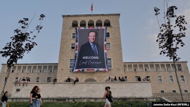 Një banderolë me mbishkrimin “Mirë se vini zotëri Cameron” vendoset në ndërtesën e Universitetit Politeknik të Tiranës, para vizitës së sekretarit të Jashtëm të Britanisë së Madhe, David Cameron, 22 maj 2024.