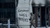 Ukrán katona egy bahmuti utcán. A falon a felirat: Bahmut szereti Ukrajnát. 2023. február 12.