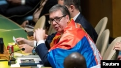 Президентът на Сърбия Александър Вучич по време на гласуването в Общото събрание на ООН, загърнат със знамето на Сърбия.