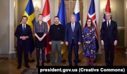Дружба с северянами. Президент Украины Владимир Зеленский (третий слева) на встрече с премьер-министрами (слева направо) Швеции, Дании, Норвегии, Исландии и президентом Финляндии. Хельсинки, 3 мая 2023 года