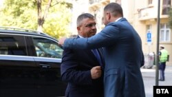  Калин Стоянов (вдясно) пoздравява новоизбрания длъжностен министър Атанас Илков (вляво) преди предаването на поста в постройката на Министерство на вътрешните работи. 