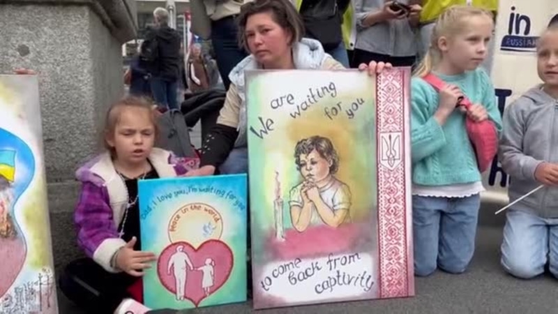 Žene nestalih ukrajinskih vojnika i djeca na protestu u Švicarskoj