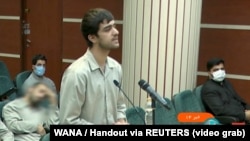 Мохамад-Мехди Карами говори в съдебната зала, преди да бъде екзекутиран чрез обесване