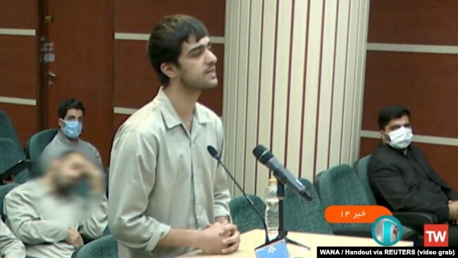 Mohammad-Mehdi Karami duke folur në gjykatë para se të ekzekutohej.