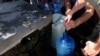 Երևանի թաղամասերից մեկի բնակիչները տան համար ջուր են վերցնում, արխիվ