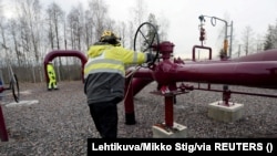 Робітник працює на компресорній станції морського газопроводу Balticconnector у фінському муніципалітеті Інкоо
