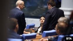  Николай Денков и Лена Бориславова от ПП-ДБ по време на дебата в сряда 