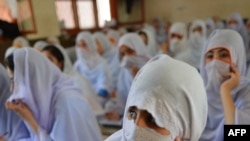 د سوات د مینګورې ښار په یوه ښوونځي کې نجونې؛ انځور له ارشیف څخه