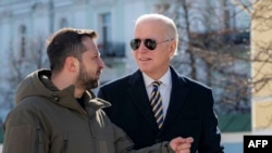 Joe Biden amerikai és Volodimir Zelenszkij ukrán elnök Kijevben 2023. február 20-án