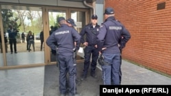 Policija ispred Filozofskog fakulteta u Novom Sadu nakon što je grupa ljudi blokirala zgradu, 28. mart 2024.
