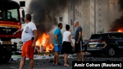 Ljudi na ulici nakon raketnih napada lansiranih iz Gaze, Aškelon, Izrael 7. oktobra 2023.