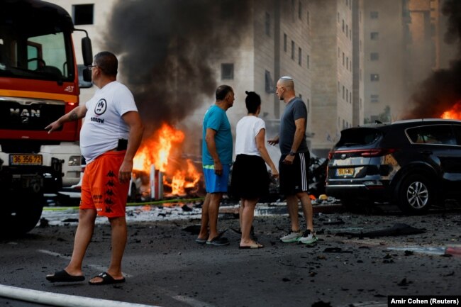 Местные жители израильского города Ашкелон после ракетных обстрелов со стороны сектора Газа