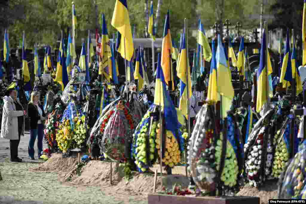 O zonă din cimitirul Lisove din Kiev, cunoscută sub numele de Aleea Eroilor, fotografiată în aprilie 2023.