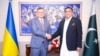 Pakistani Foreign Minister Bilawal Bhutto Zardari (right) meets his Ukrainian counterpart, Dmytro Kuleba, in Islamabad on July 20.