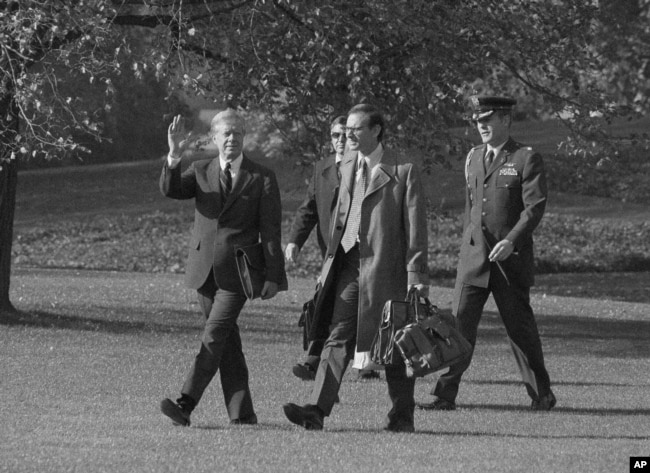 کارتر روز سوم نوامبر ۱۹۸۰ بههمراه استوارت آیزنستات، از مشاورانش در دوران ریاست جمهوری، برای حضور در یک کارزار سیاسی عازم اوهایو شد