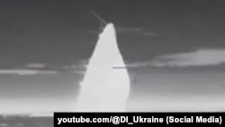 Slika koju je snimila ukrajinska vojno-obavještajna služba na kojoj se vidi navodno potonuće broda Cezar Kunikov u Crnom moru. 