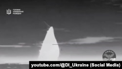 Кадр из видео, обнародованного ГУР МО Украины, на котором видно, как тонет российский катер «Ивановец»