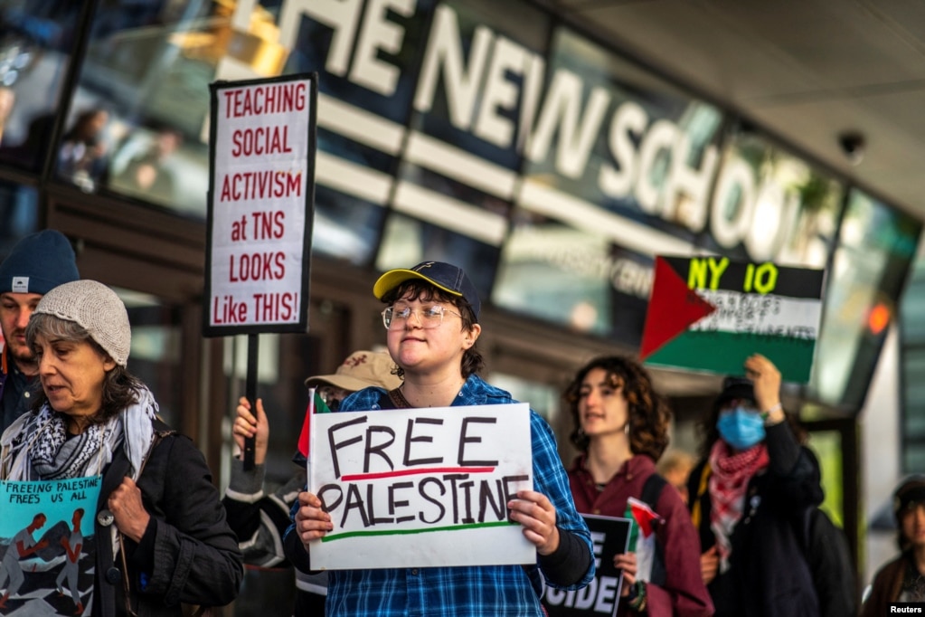 Njerëzit demonstrojnë jashtë Qendrës Universitare New School, ndërsa protestuesit vazhdojnë të kampojnë në mbështetje të palestinezëve, mes konfliktit të vazhdueshëm midis Izraelit dhe grupit radikal palestinez Hamas, në qytetin e Nju Jorkut, SHBA, 23 prill 2024.&nbsp;