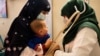 عرضه خدمات صحی از سوی کمیته سویدن برای افغانستان. یک داکتر این کمیته در حال معاینه یک کودک مصاب به سوء تغذیه