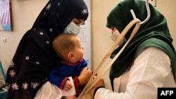 تصویر آرشیف: یک طفل بیمار که به مرکز صحی تحت حمایت کمیته سویدن برای افغانستان آورده شده بود