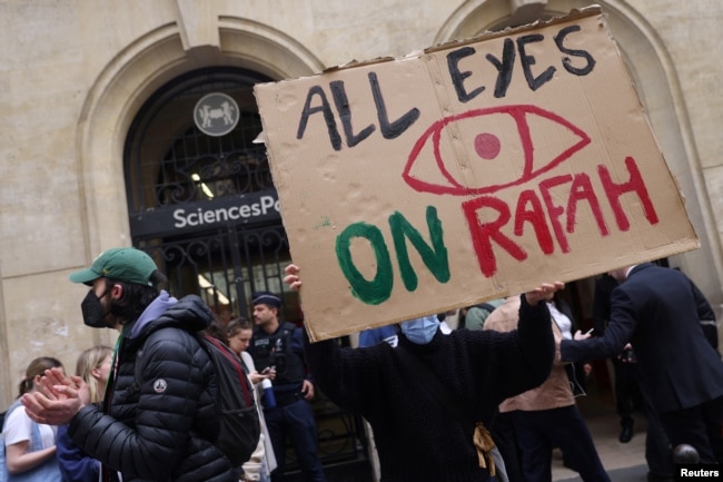 Студенти окупират улицата пред университета „Сианс По“ в Париж, Франция. Плакатът на снимката е с текст „Всички погледи върху Рафах“. 7 май 2024 г.