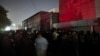 Жүздөгөн киши Бишкектеги жатакананын биринин жанына топтолгон, 18-май, 2024-жыл