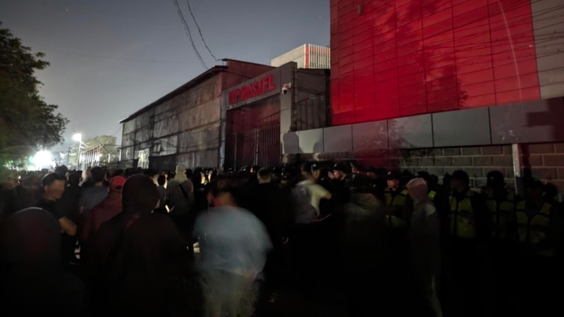 Бишкектеги жатакананын жанына топтолгондор тарап кетти