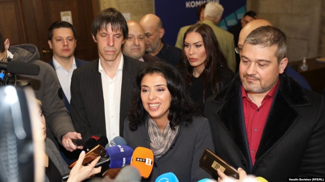 Ваня Григорова след регистрацията на коалицията ѝ „Солидарна България“ за участие в парламентарните избори. С нея са представители на трите формации, които ще бъдат част от коалицията. 23 април 2024 г.