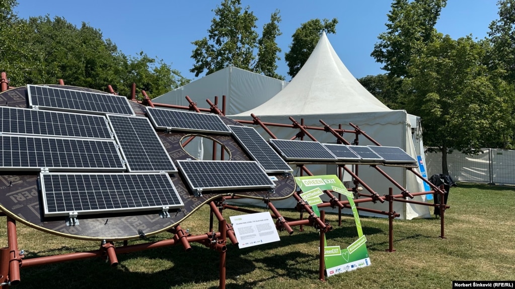 Šest metara dug solarni panel u obliku gitare služi za proizvodnju struje na recepciji kampa