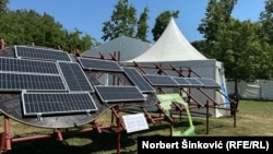 Šest metara dug solarni panel u obliku gitare služi za proizvodnju struje na recepciji kampa